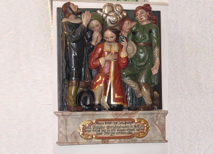 Ein Relief zeigt den Stifter, Johann Panzer.